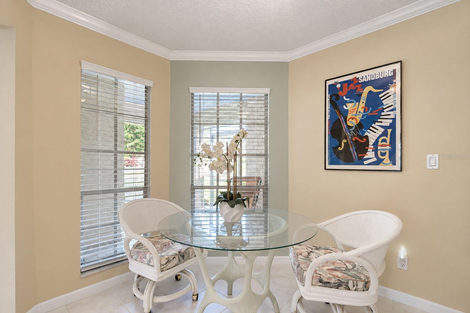 Cozy breakfast nook for casual dining~
