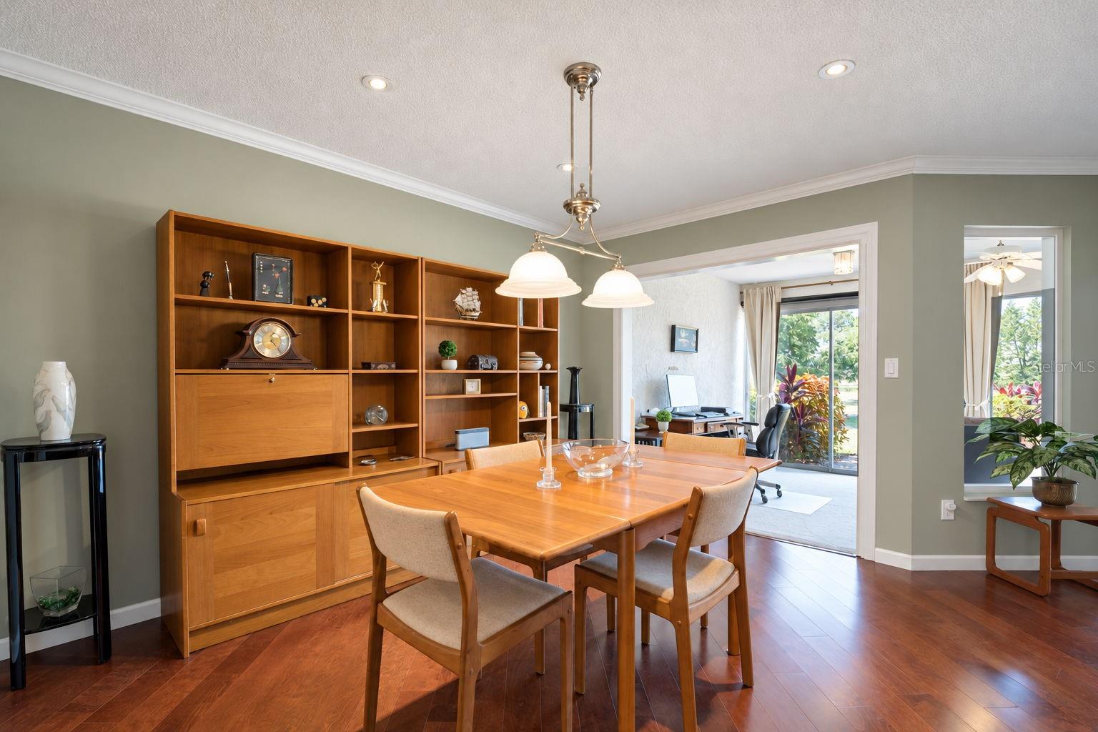 Spacious dining room to host family & friends~