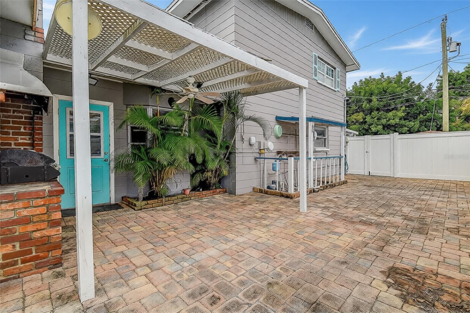 Side Patio With Built In Grill