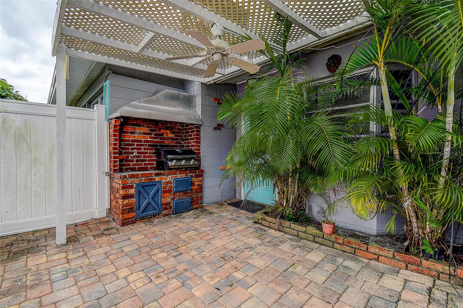 Side Patio with Built In Grill