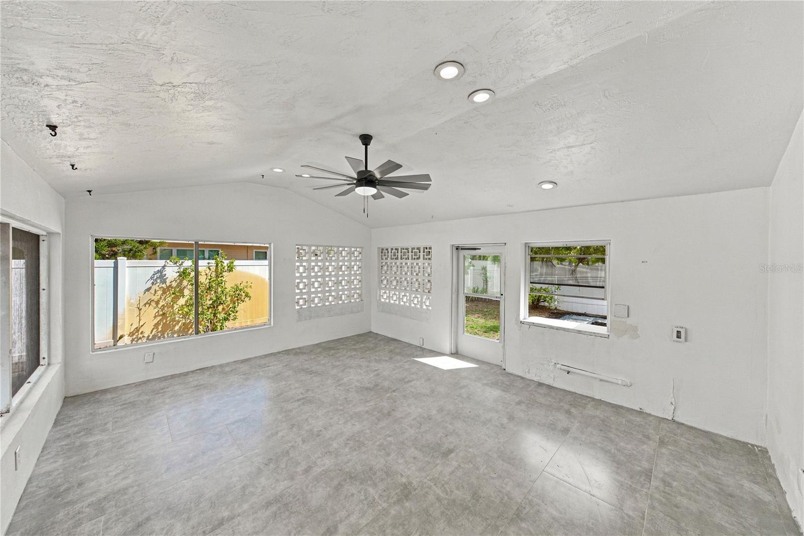 1302 ROBIN ROAD S, St Petersburg, FL 33707