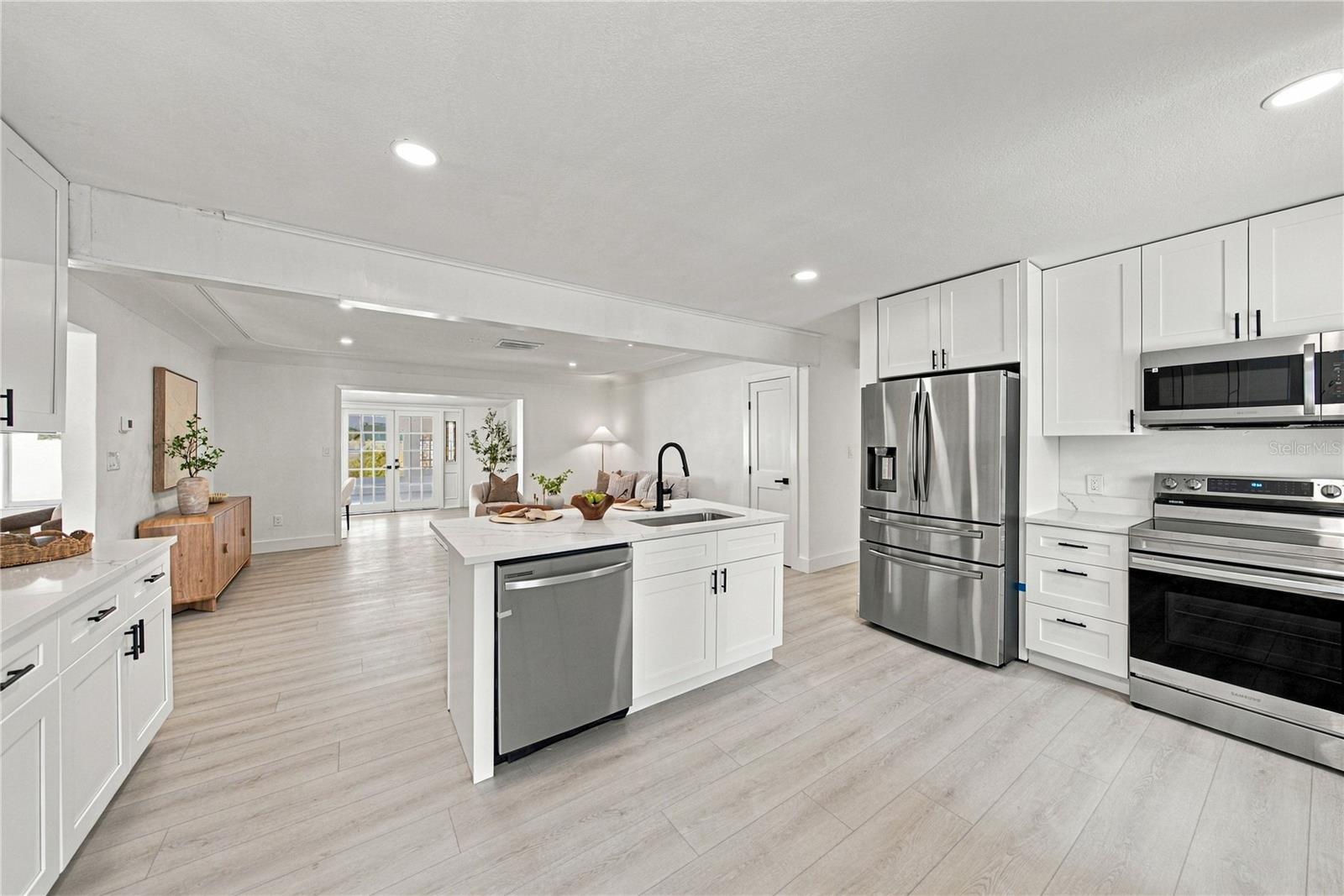 1302 ROBIN ROAD S, St Petersburg, FL 33707