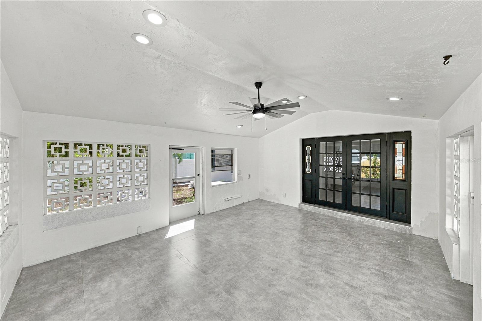 1302 ROBIN ROAD S, St Petersburg, FL 33707