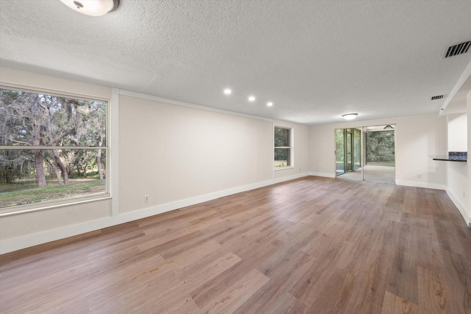 Living & Breakfast Area