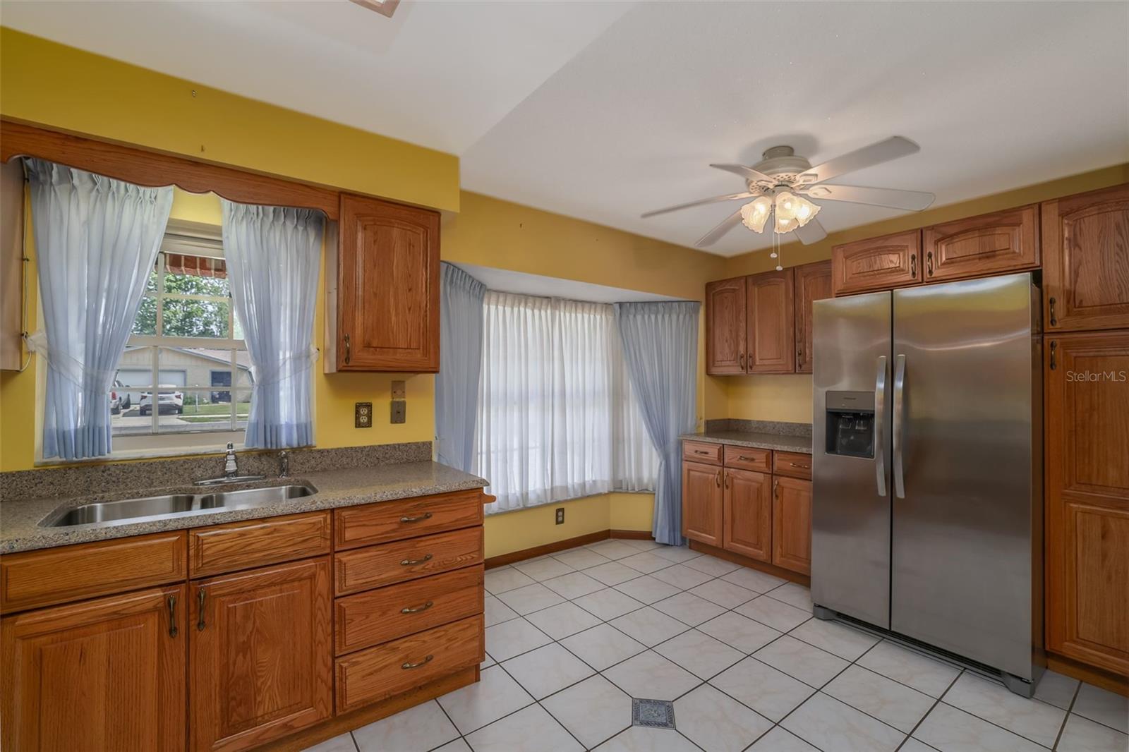 Kitchen & Eat-In area
