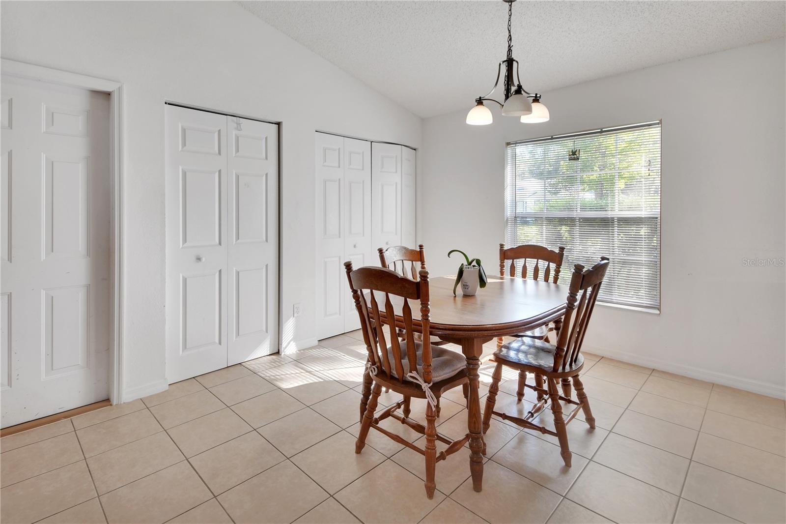 Oversized Eat-in Kitchen.Pantry & Laundry area Oversized Eat-in Kitchen.Pantry & Laundry area