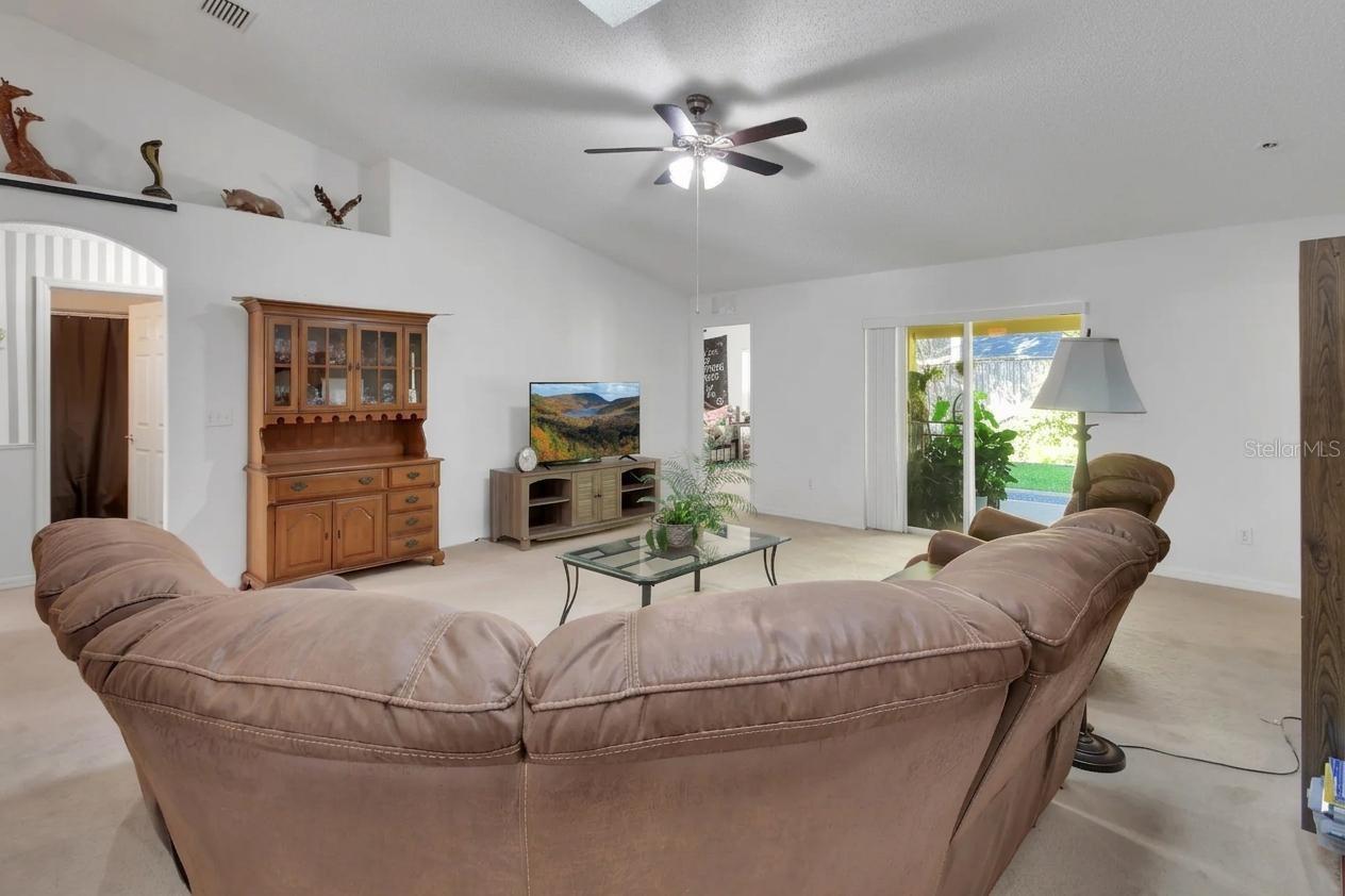 Many furniture placement options. Many furniture placement options.
