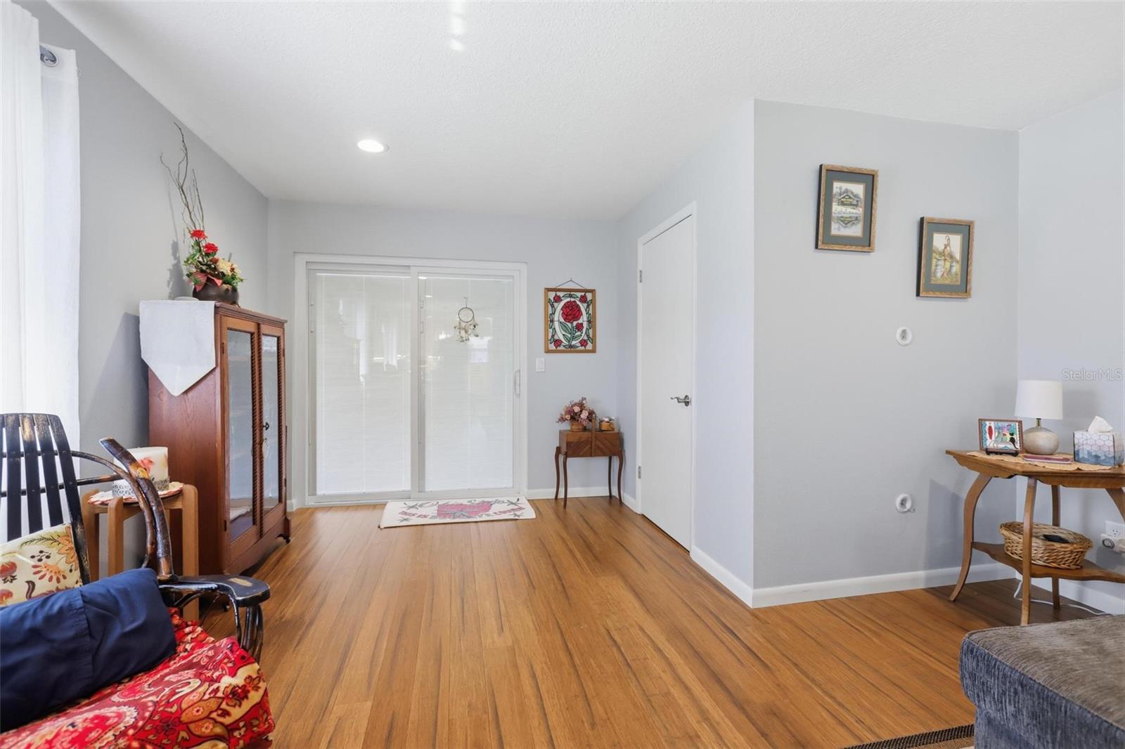 Sliding door with blinds inserts