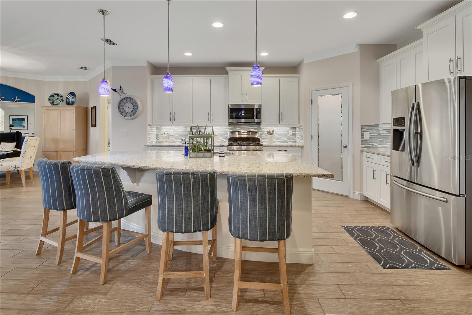 Kitchen with curved island