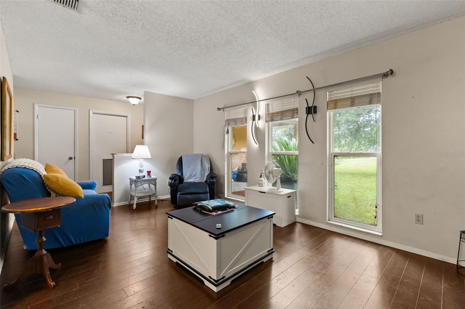 Entry/Living Room Entry/Living Room