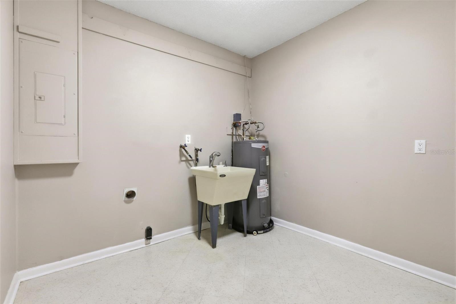 Laundry Room in Bonus Room
