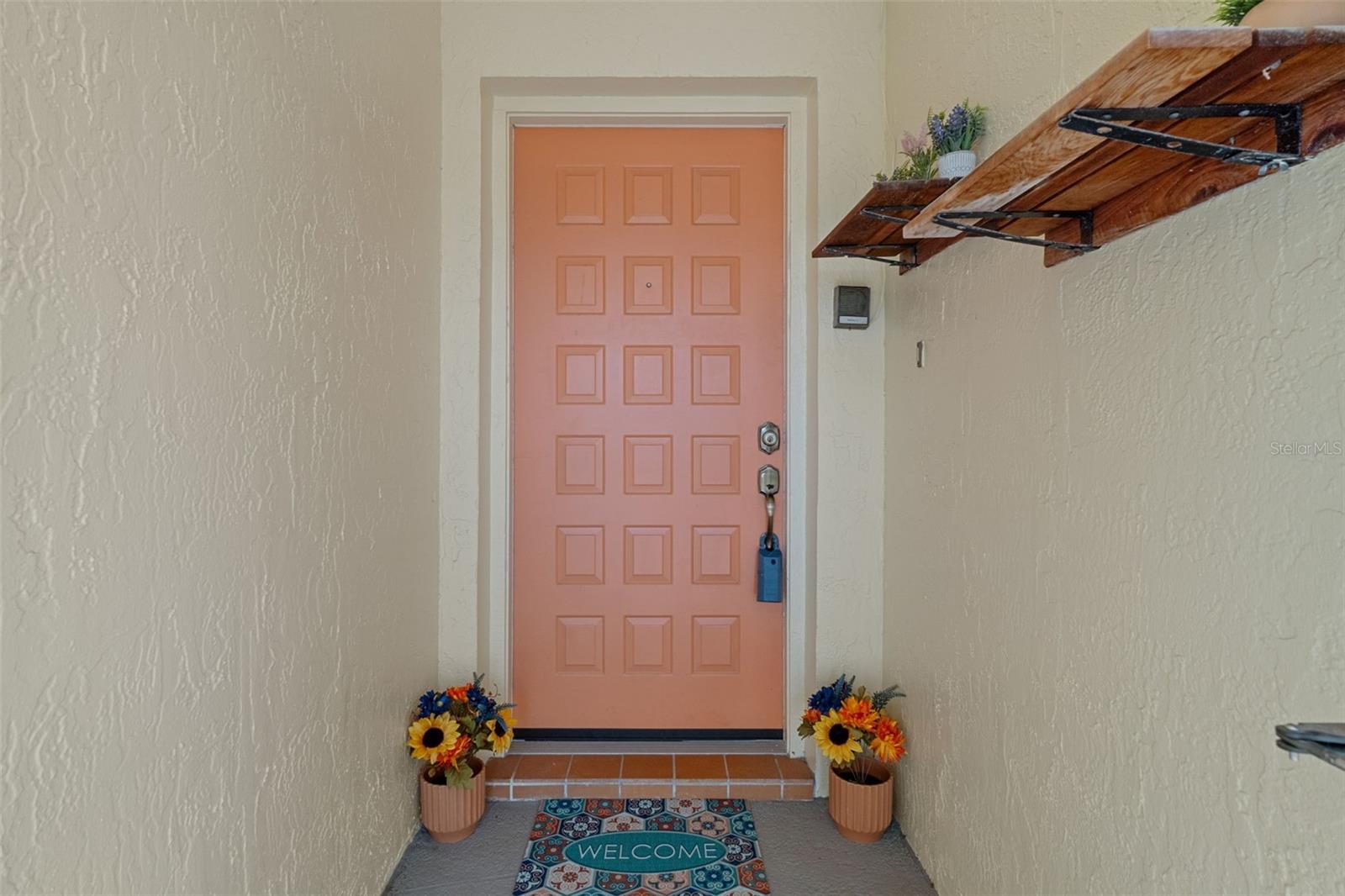 Screened in entry to the front door