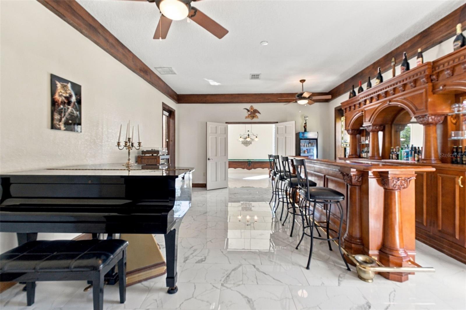 BAR/GAMEROOM