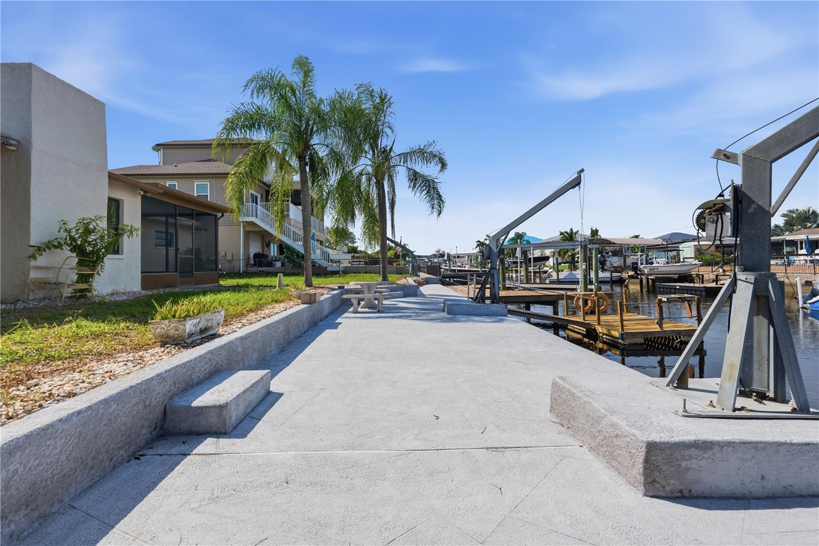80' SEAWALL WITH DAVITS