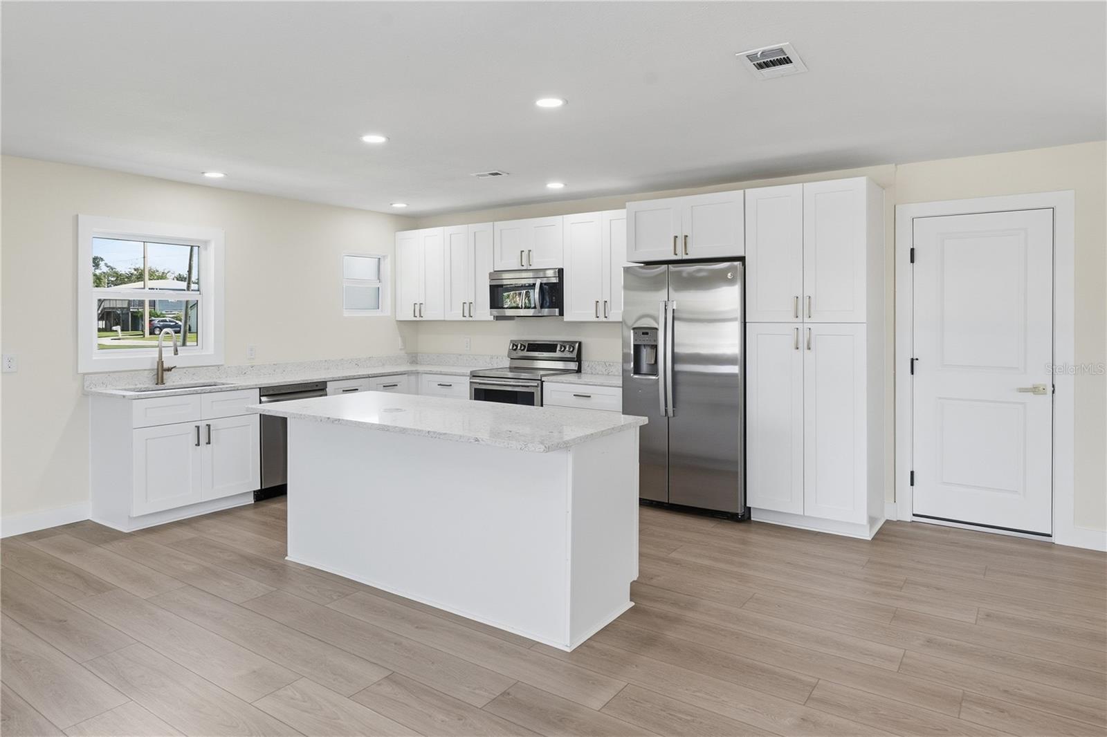 KITCHEN KITCHEN