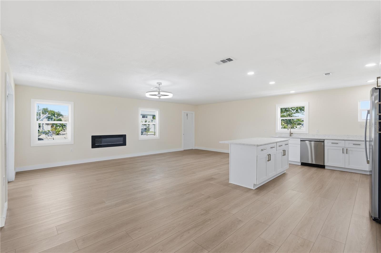 KITCHEN & FAMILY ROOM KITCHEN & FAMILY ROOM