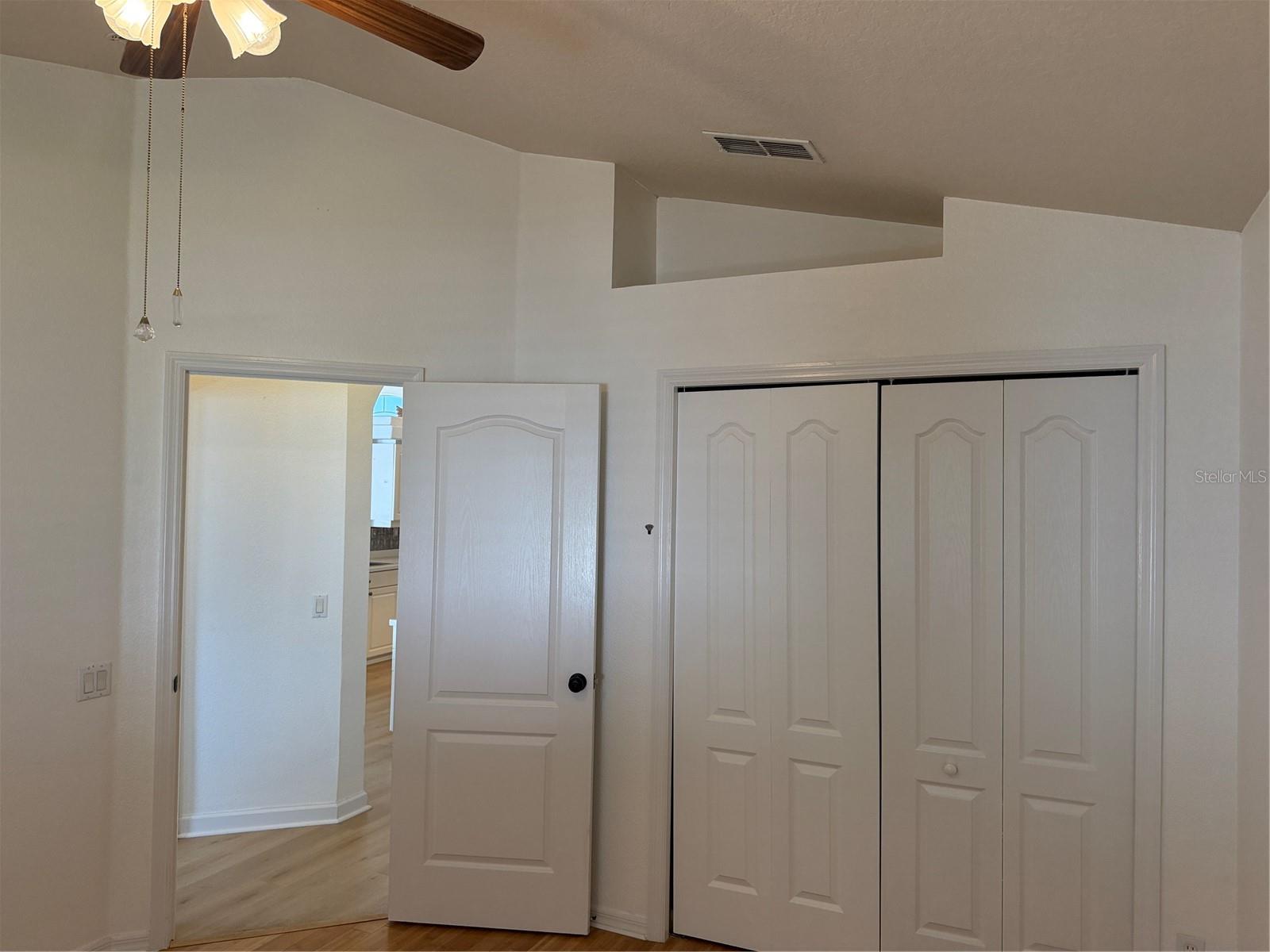 Ceiling fan with light kit