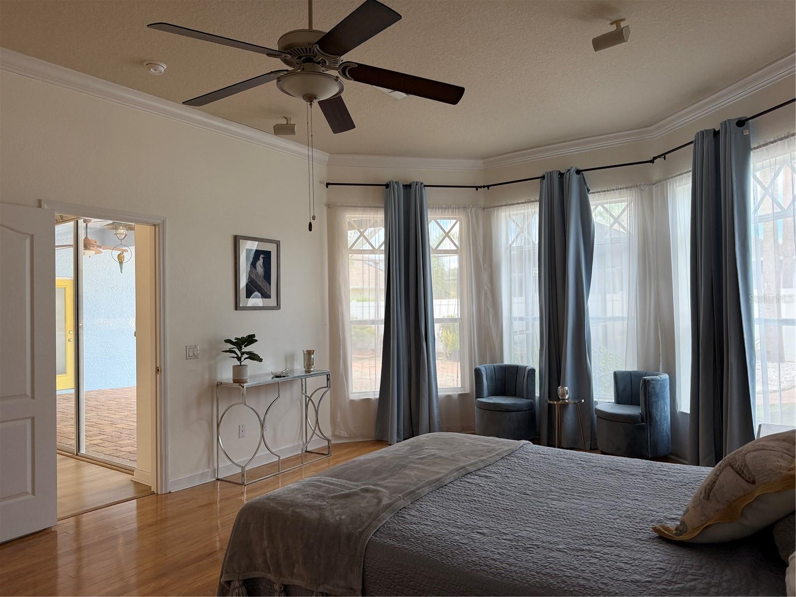 Crown molding at the ceiling