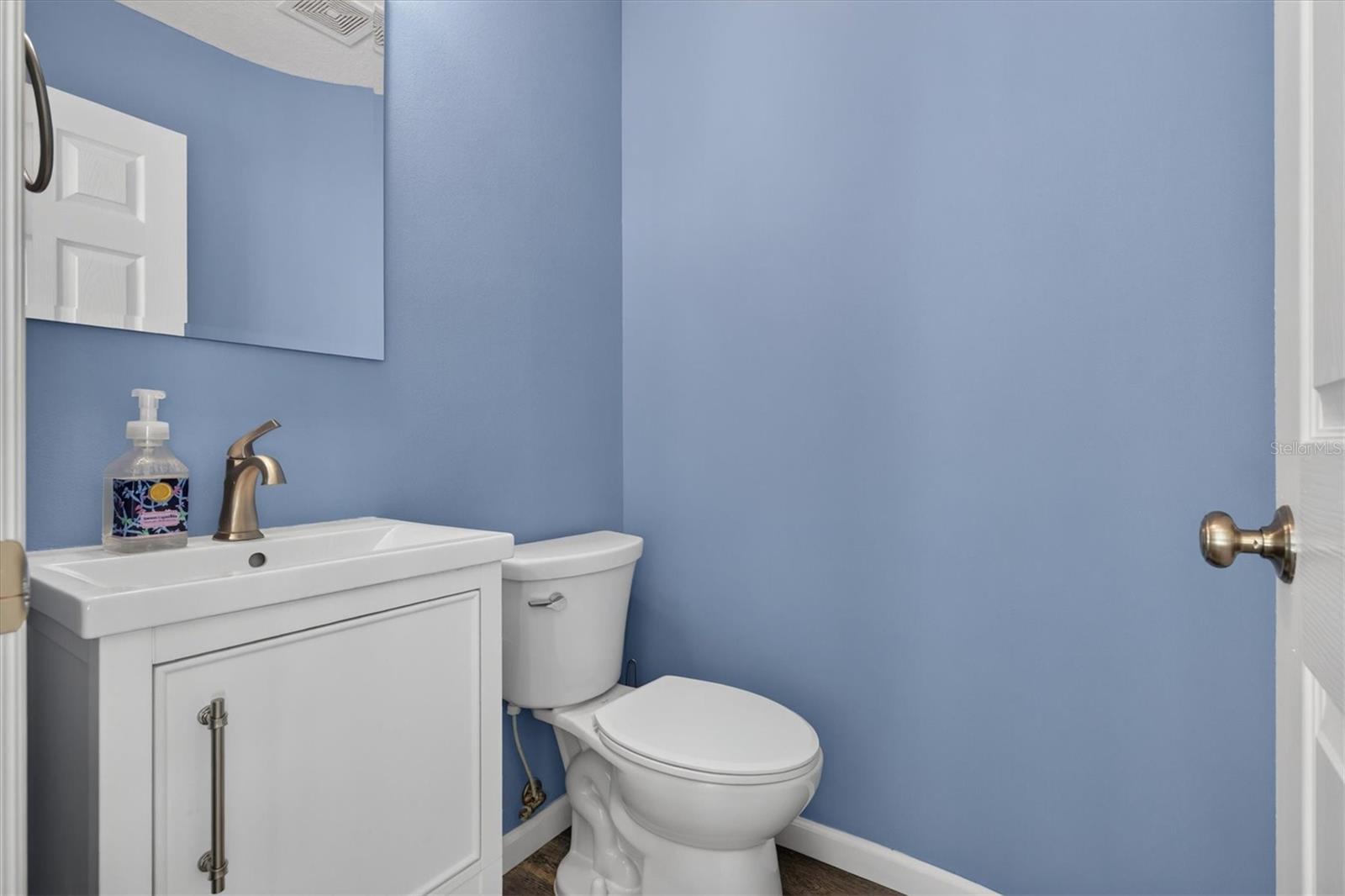 1/2 bath off foyer