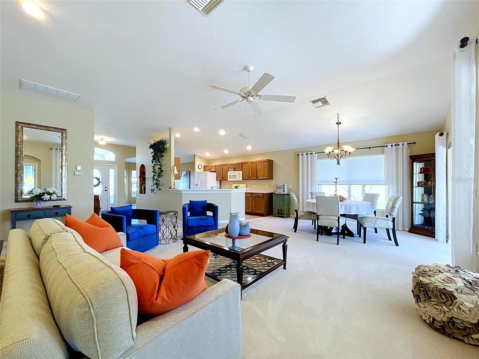 Nice space for formal dining room table.