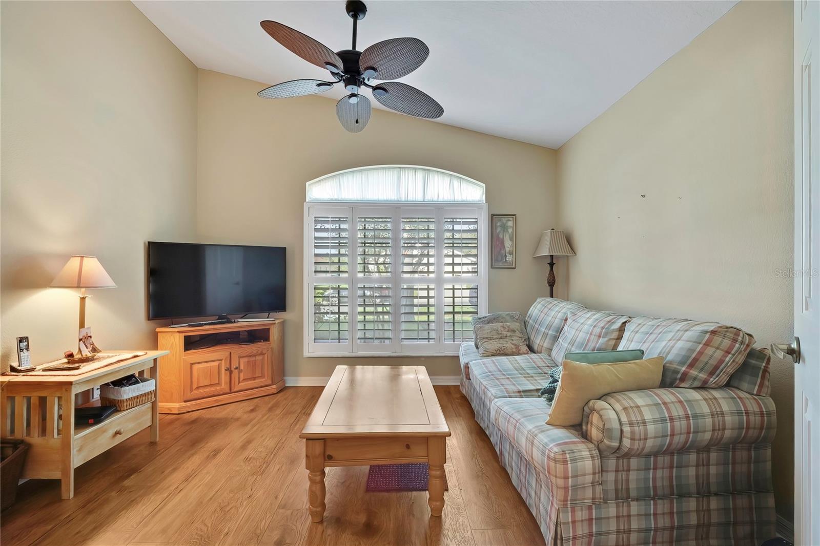 Den/3rd bedroom/office/flex space