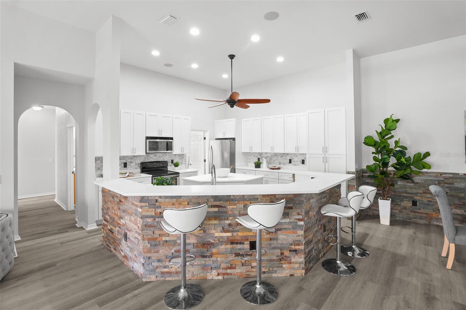 21019 SUNPOINT WAY, #201, Lutz, FL 33558