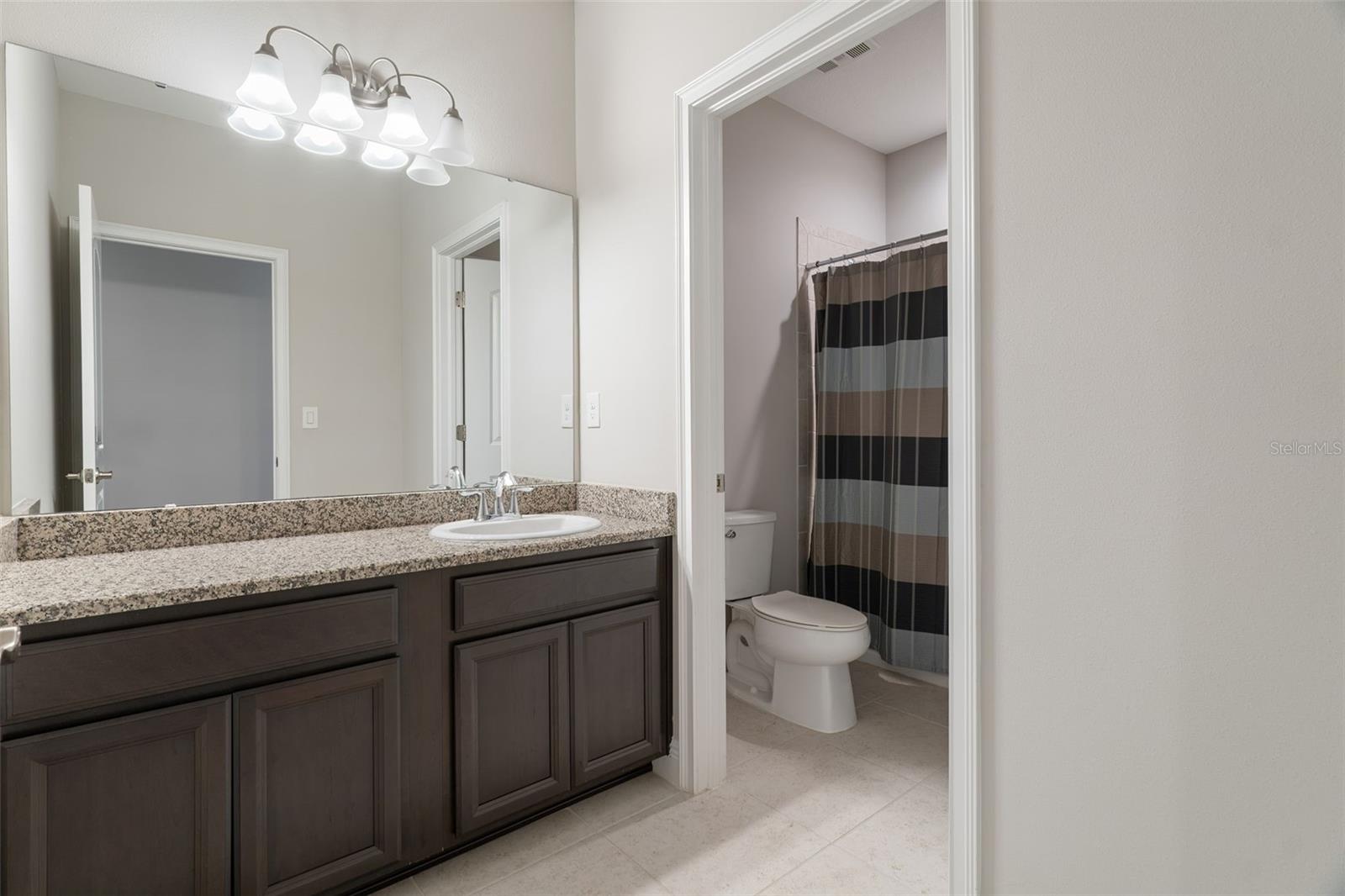 Bathroon upstairs