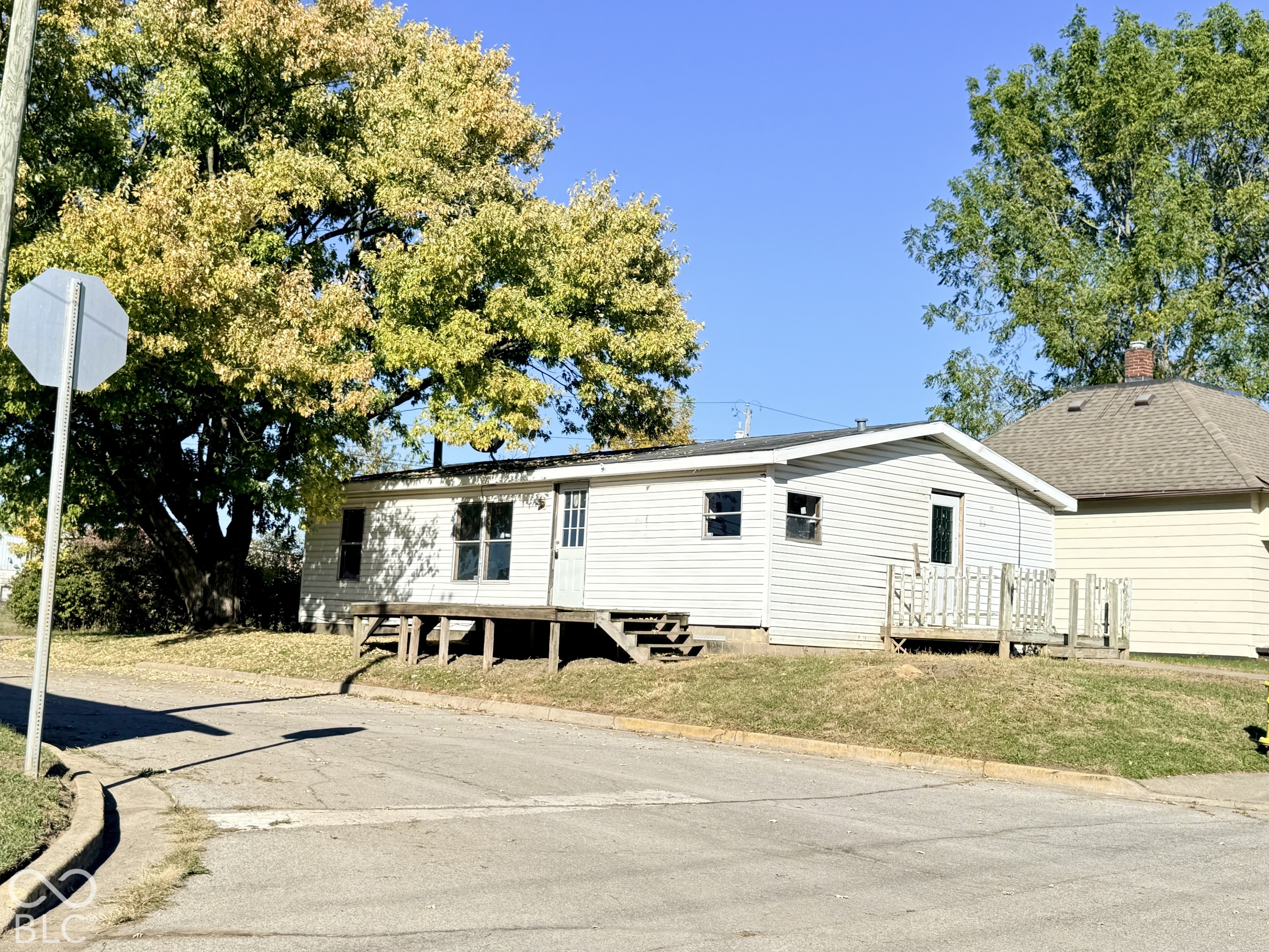 Manufactured home situated on a corner lot Manufactured home situated on a corner lot