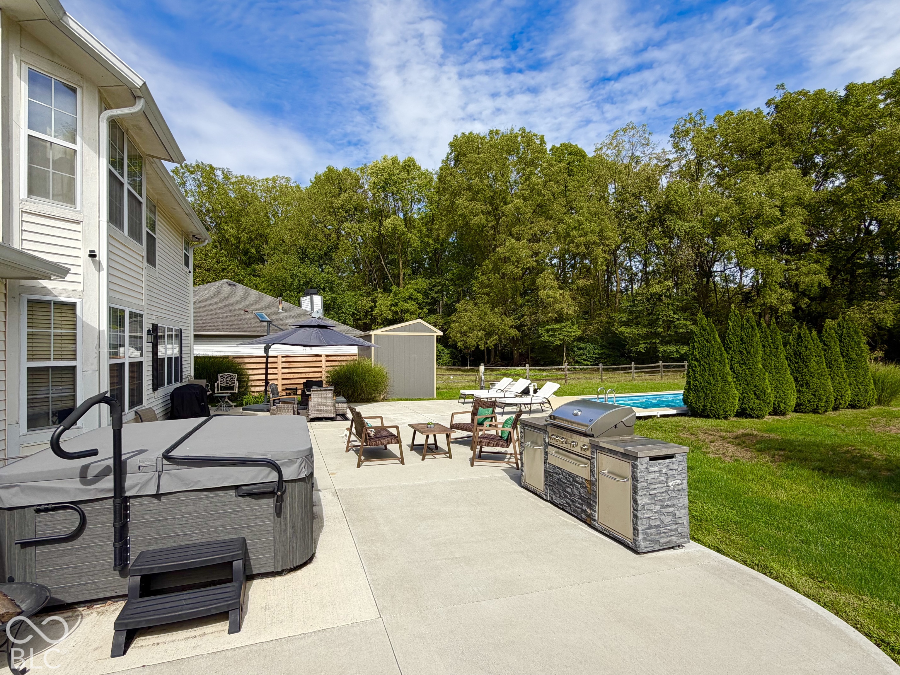 Outdoor Kitchen With Gas Grill Included!