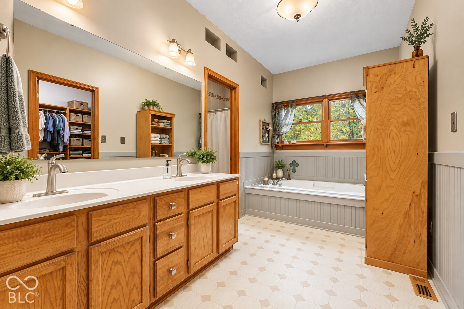 Virtually Altered - Private ensuite of main level primary bedroom