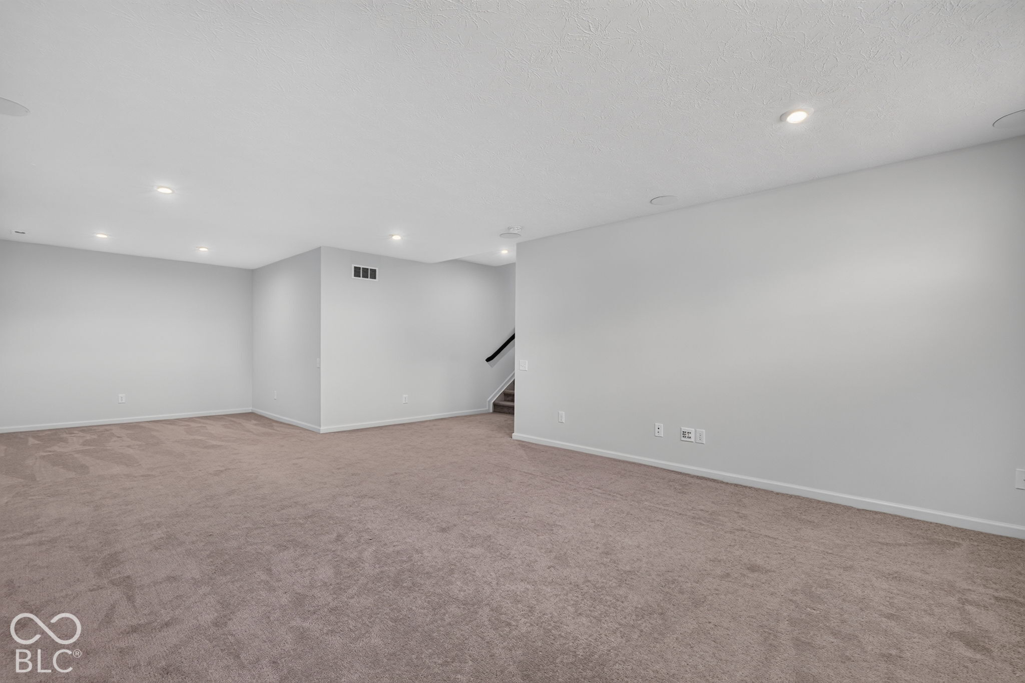 Neutral-toned carpeted flooring, recessed lighting, and smooth-finish walls
