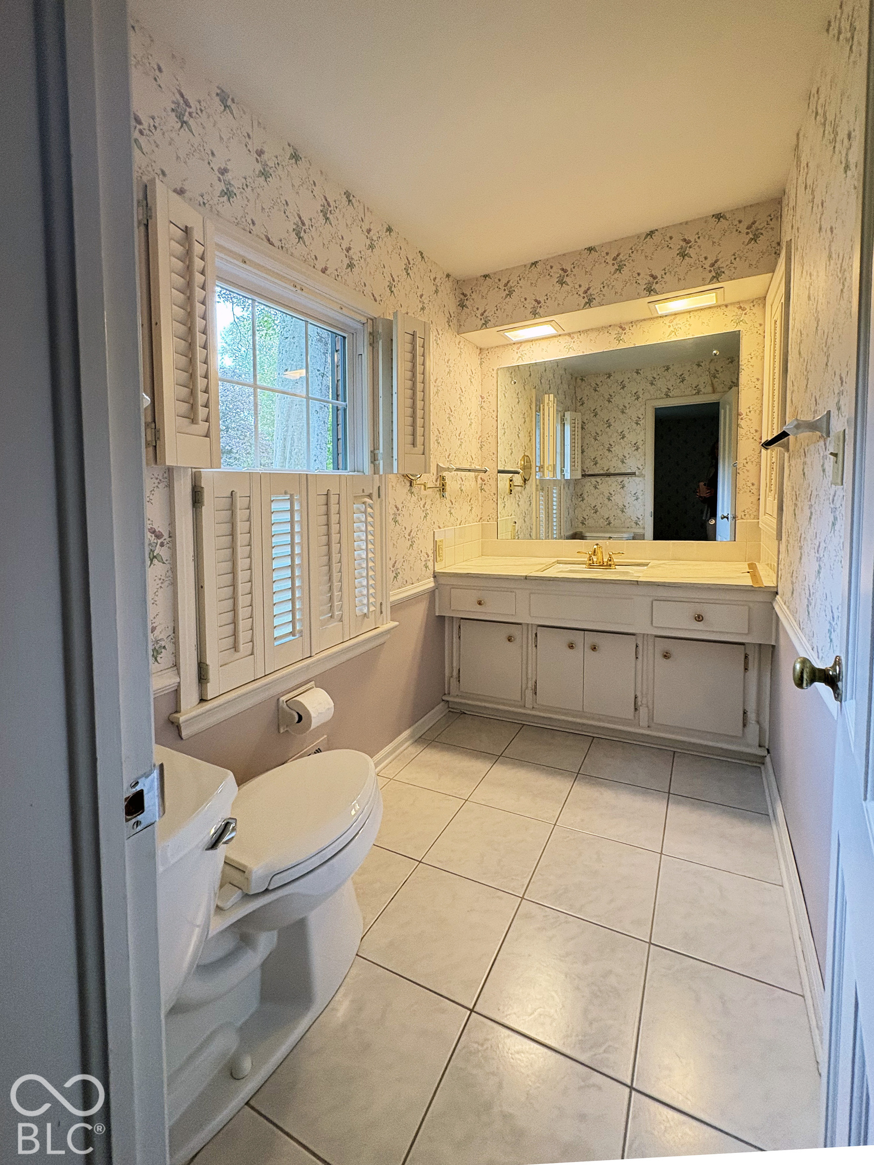 En suite bath to primary bedroom