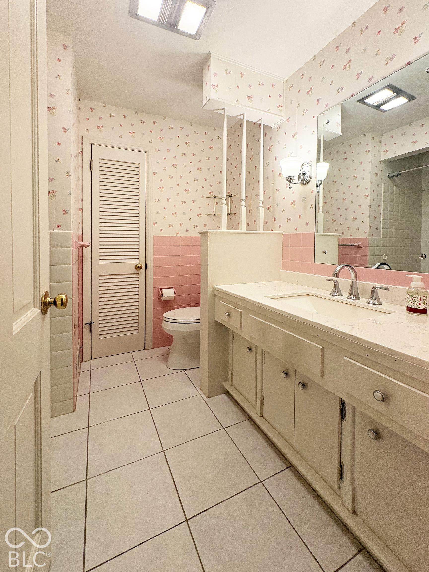 Full bath in main hallway