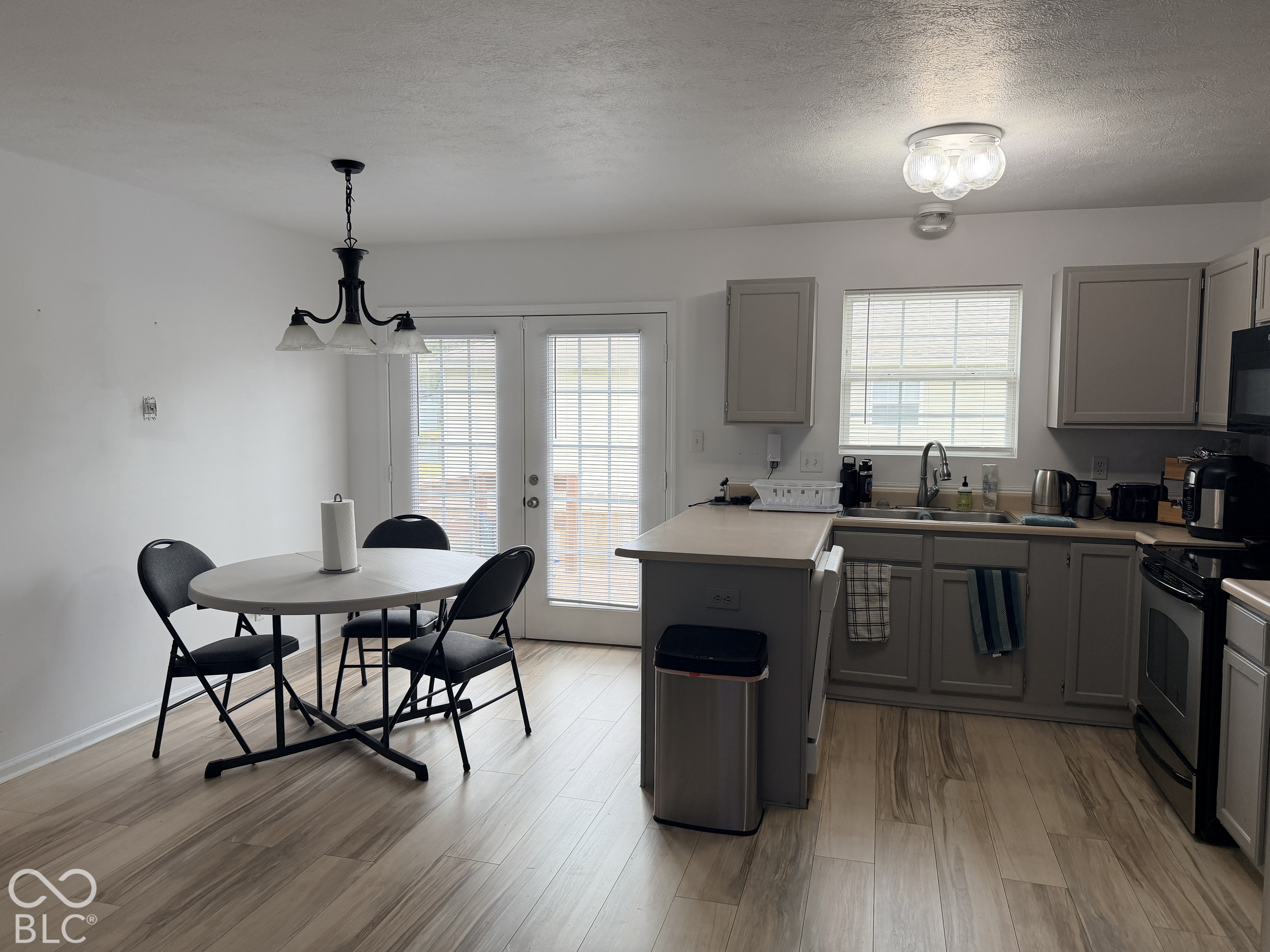 Nice eating area adjacent to the kitchen with plenty of natural light...