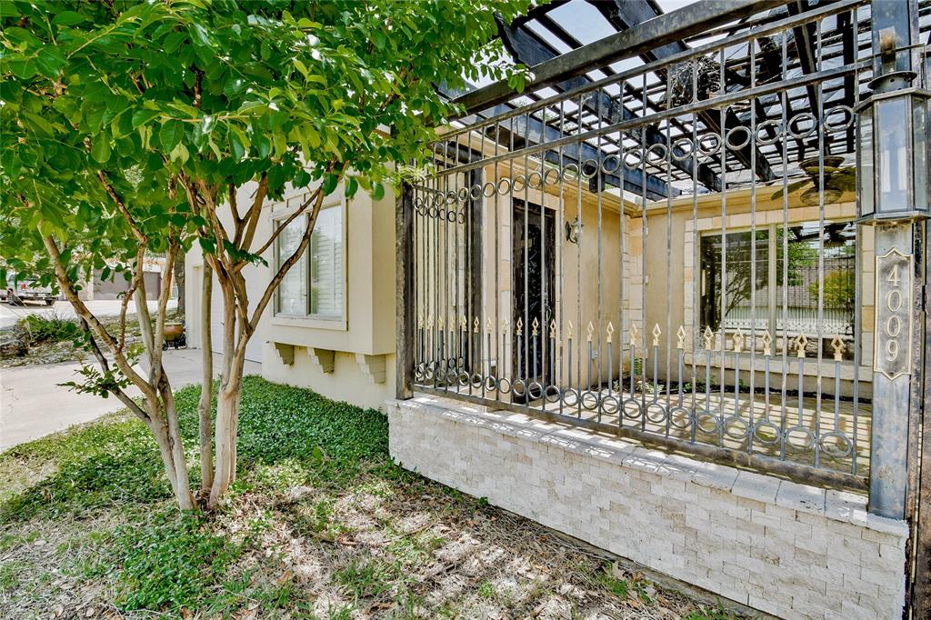 View of home's exterior