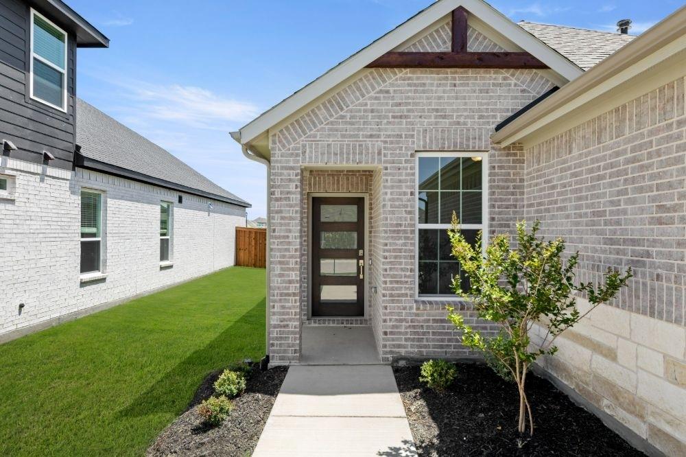 05. 1405 Grove Pond - Ext. Entry