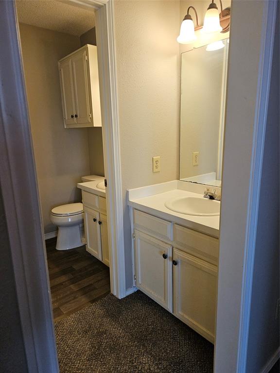 810 - Upstairs bathroom with two vanities.