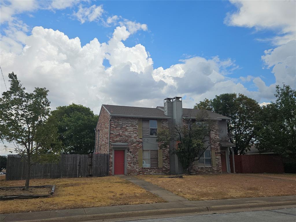 Street view of 808-810 Red Bud Dr, DeSoto, TX.