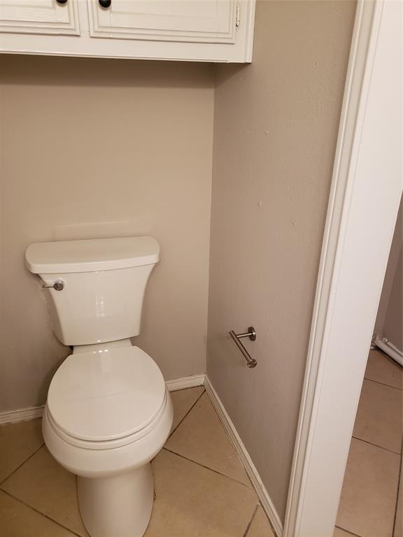 808 - Downstairs toilet. 808 - Downstairs toilet.