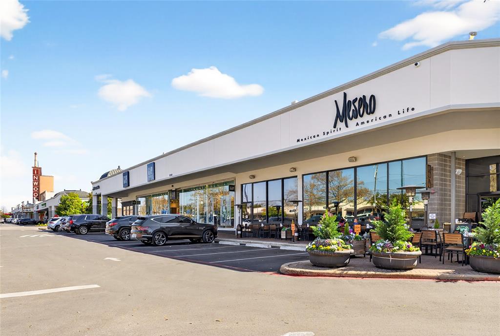Dinner is a short drive away at many of the near by restaurants within one mile.