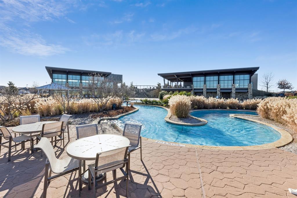 Pool with lazy river