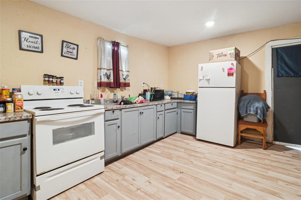 805 E 11th Street, Kemp, TX 75143 805 E 11th Street, Kemp, TX 75143