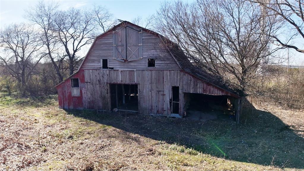 Old barn on the property. Would make a great photo shoot venue.