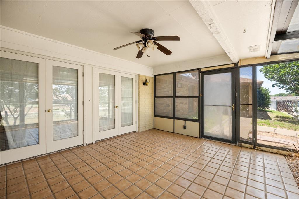 706 Tahiti Drive, Granbury, TX 76048