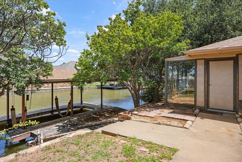 706 Tahiti Drive, Granbury, TX 76048