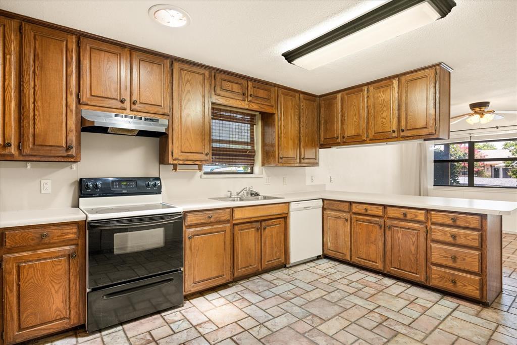 706 Tahiti Drive, Granbury, TX 76048