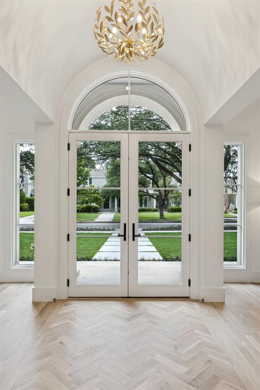 Inviting entry with an impressive 12'vaulted barrel ceiling