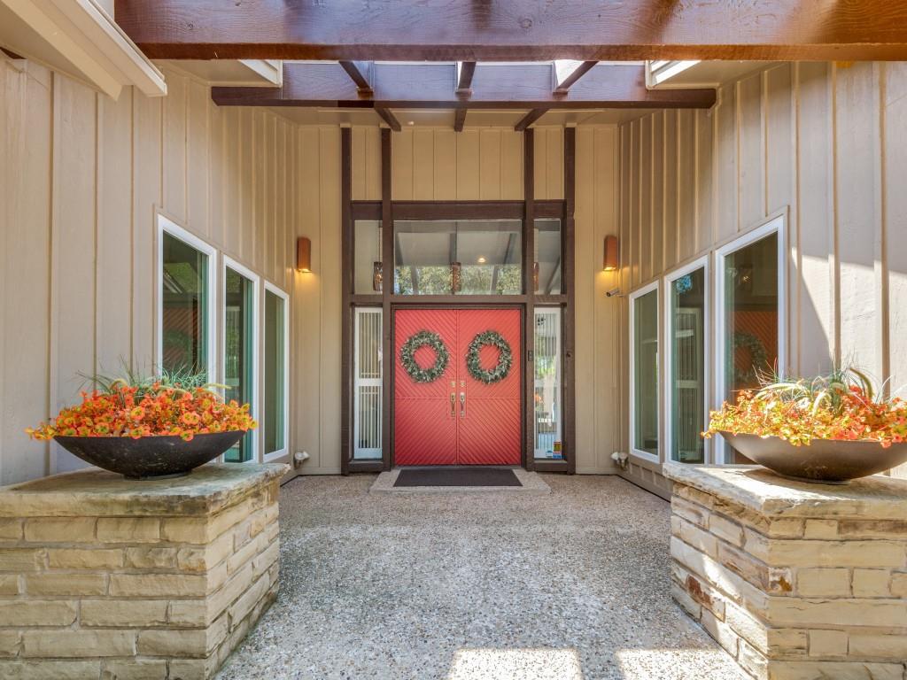 This is a welcoming and inviting entryway, showcasing the charm and elegance of a beautifully designed home. The space is well-lit and thoughtfully arranged, creating a warm and inviting atmosphere for all who enter.