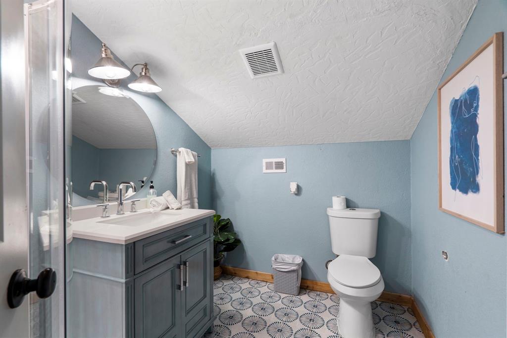 Upstairs Loft Full Bath