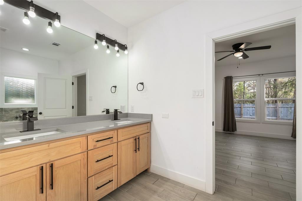 Primary bath with dual sinks